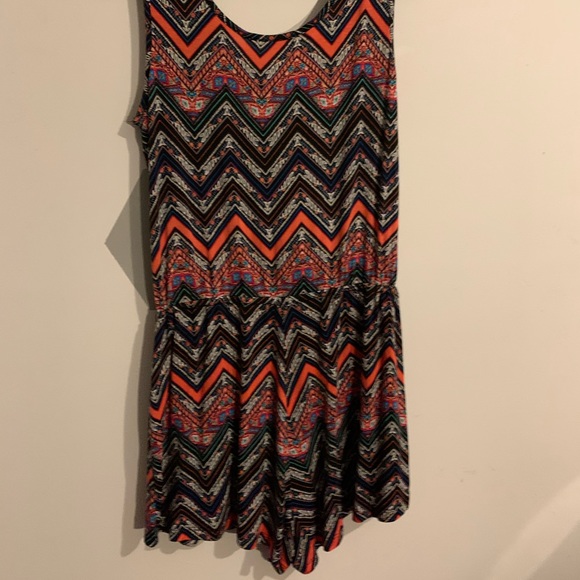 V-neck chevron shorts Romper - Picture 2 of 2
